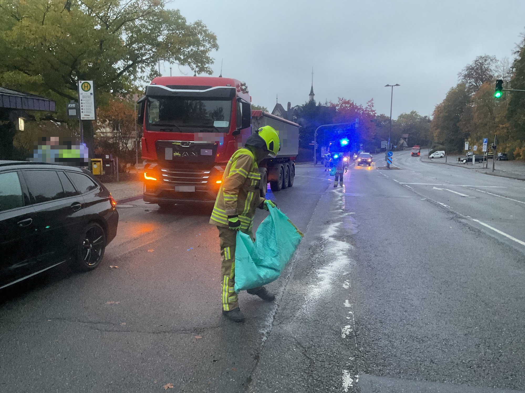 Auslaufende Betriebsstoffe nach Verkehrsunfall