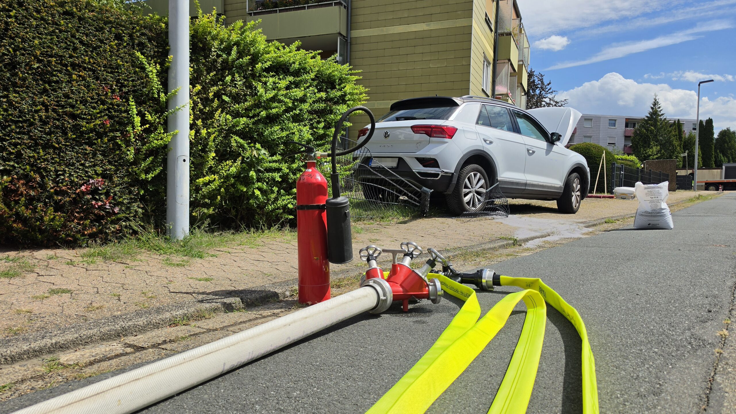 Auslaufendes Benzin aus Fahrzeug